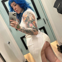 Порно көкірекше төменнен жалайды