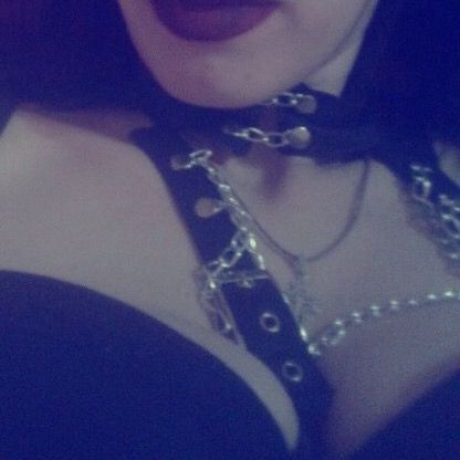 Әйелдің жалаңаш арқасы