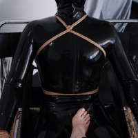 Латекс қолғаптары бар эротикалық бейне